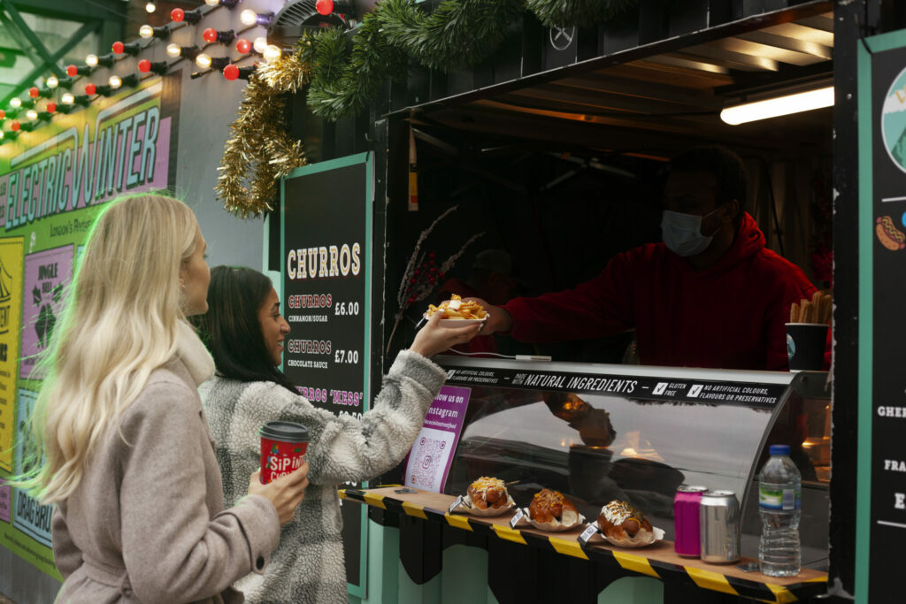 Foodtruck mobile en pleine activité, offrant une cuisine de rue - Book My FoodTrucks